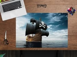Tischset I Platzset Abwaschbar - Piratenschiff - Aus Erstklassigem Vinyl (Kunststoff Ð BPA-frei) - 1 Stück - 44 X 32 Cm - Rutschfeste Tischdekoration -Typhoon Store cover your desk de tischset i platzset abwaschbar piratenschiff aus erstklassigem vinyl kunststoff d bpa frei 1 stuck 44 x 32 cm rutschfeste tischdekoration 1