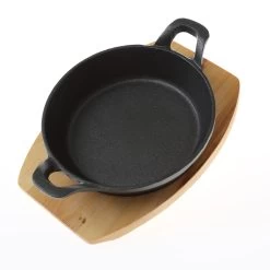 Servierpfanne Mit Holzuntersetzer Gusseisen In Schwarz - D: 18cm -Typhoon Store gaumenkick servierpfanne mit holzuntersetzer gusseisen in schwarz d 18cm 3