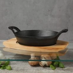 Servierpfanne Mit Holzuntersetzer Gusseisen In Schwarz - D: 18cm -Typhoon Store gaumenkick servierpfanne mit holzuntersetzer gusseisen in schwarz d 18cm 4