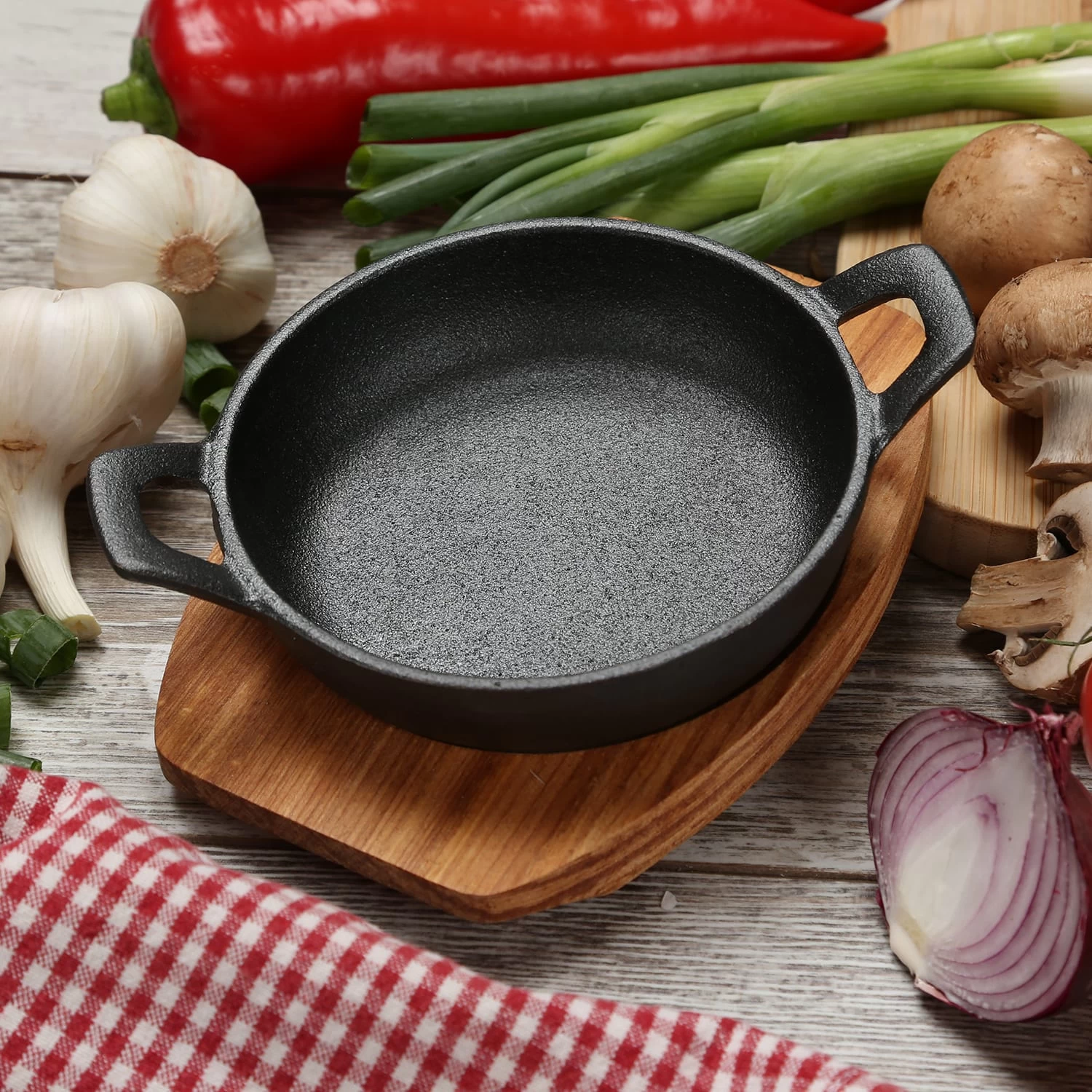 Servierpfanne Mit Holzuntersetzer In Schwarz - D: 12cm 2 Servierpfanne Mit Holzuntersetzer In Schwarz - D: 12cm – Bild 2